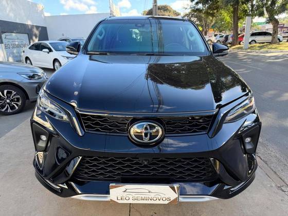 TOYOTA HILUX 2.8 D-4D TURBO DIESEL CD SRX PLUS 4X4 AUTOMÁTICO TOYOTA HILUX 2.8 D-4D TURBO DIESEL CD SRX PLUS 4X4 AUTOMÁTICO
